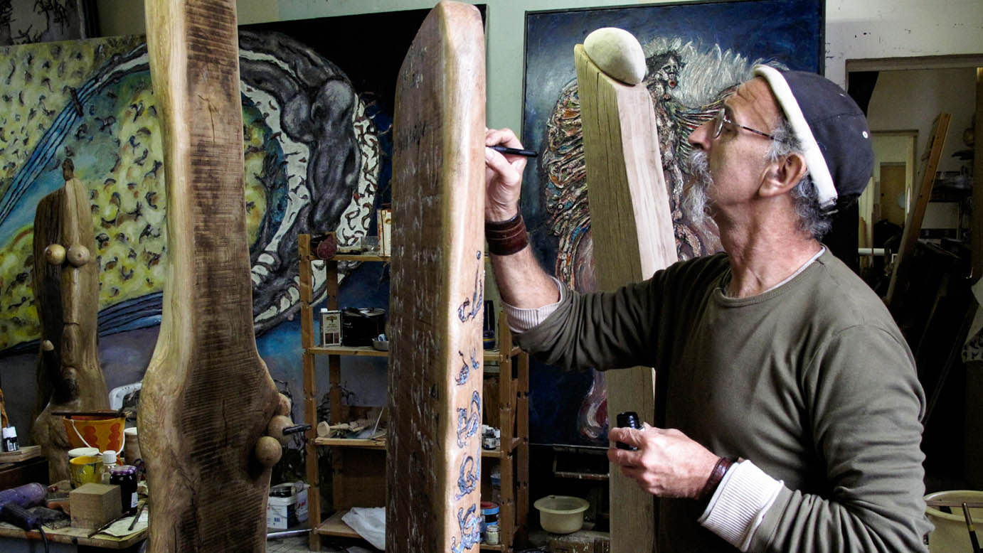 Philippe Aïni, artiste d'art contemporain, travaillant sur une œuvre exposée à Fontfroide près de Narbonne (Aude) – exposition art contemporain 2025