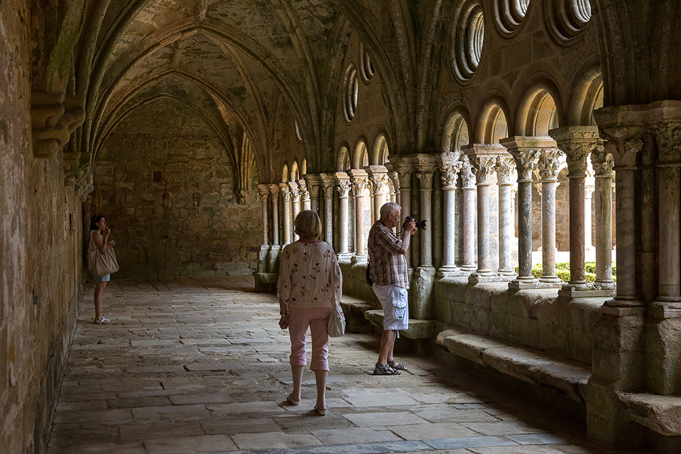 Cloître cistercien de l’Abbaye de Fontfroide à Narbonne, Aude, illustrant la visite autonome