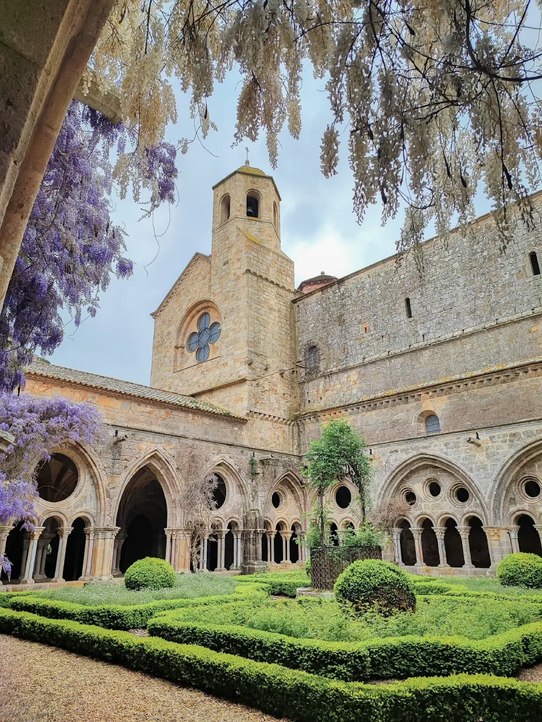abbaye-fontfroide-jardin abbaye a visiter narbonne